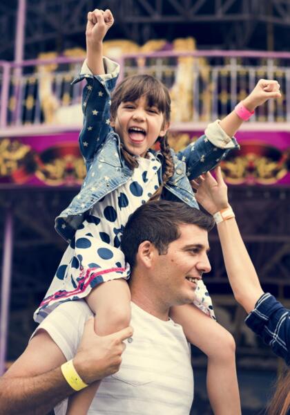 Famiglia felice si diverte al luna park.